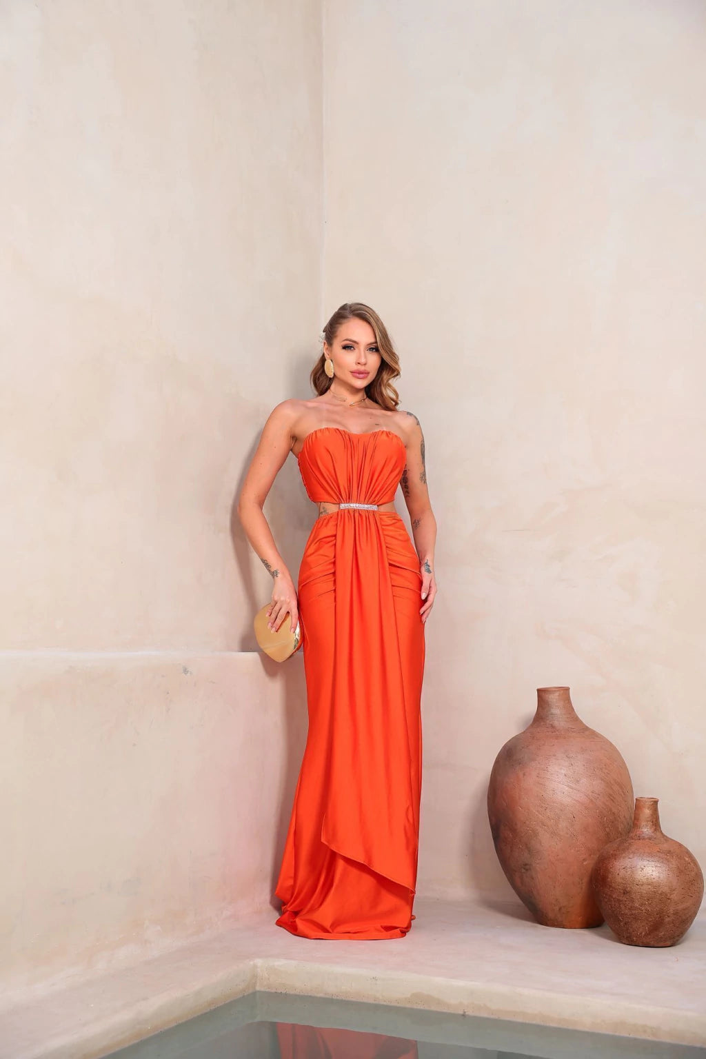 Vestido Longo Valéria com Recortes Laterais, Fenda e Detalhe em Strass – Cravo Rose