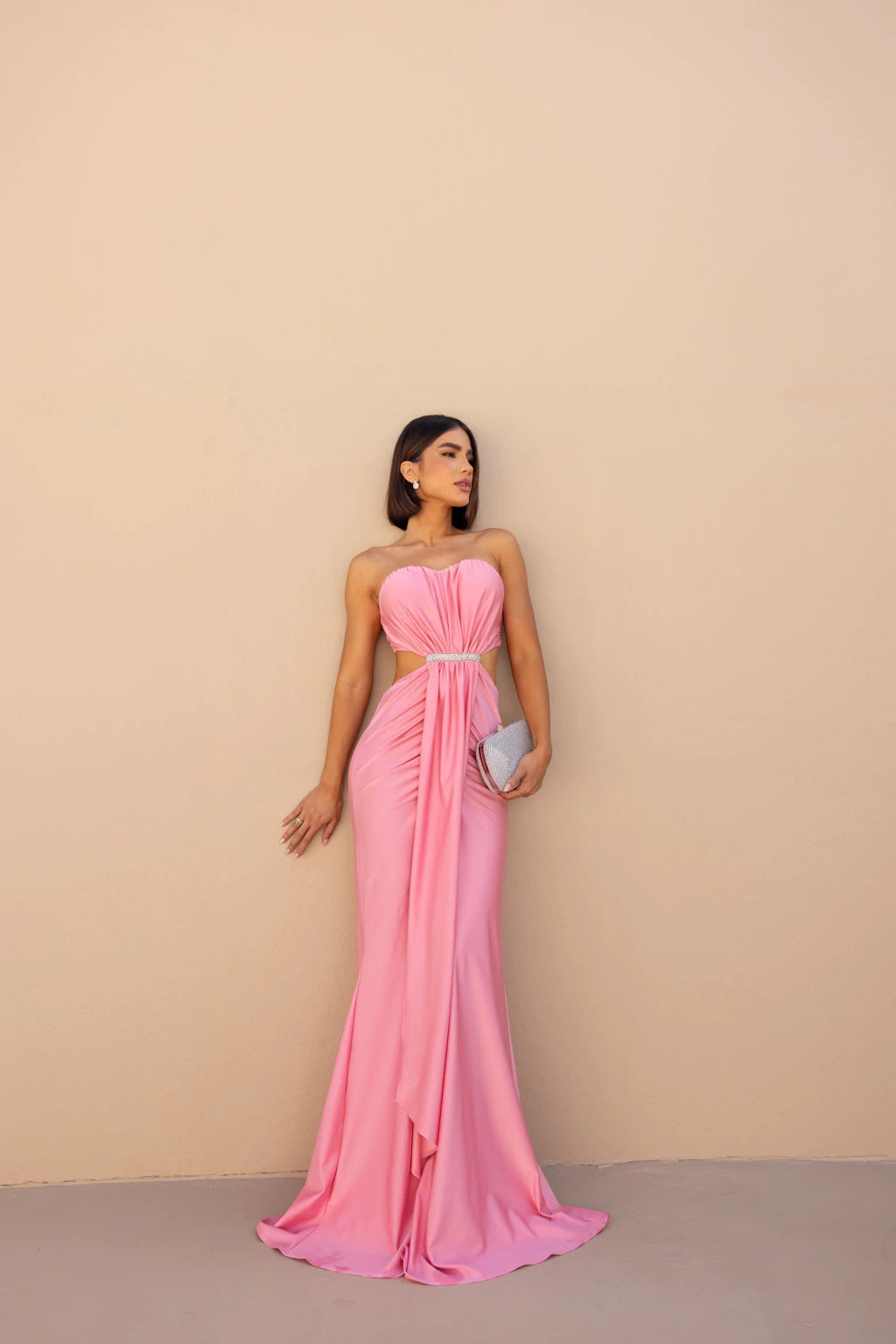 Vestido Longo Valéria com Recortes Laterais, Fenda e Detalhe em Strass – Cravo Rose