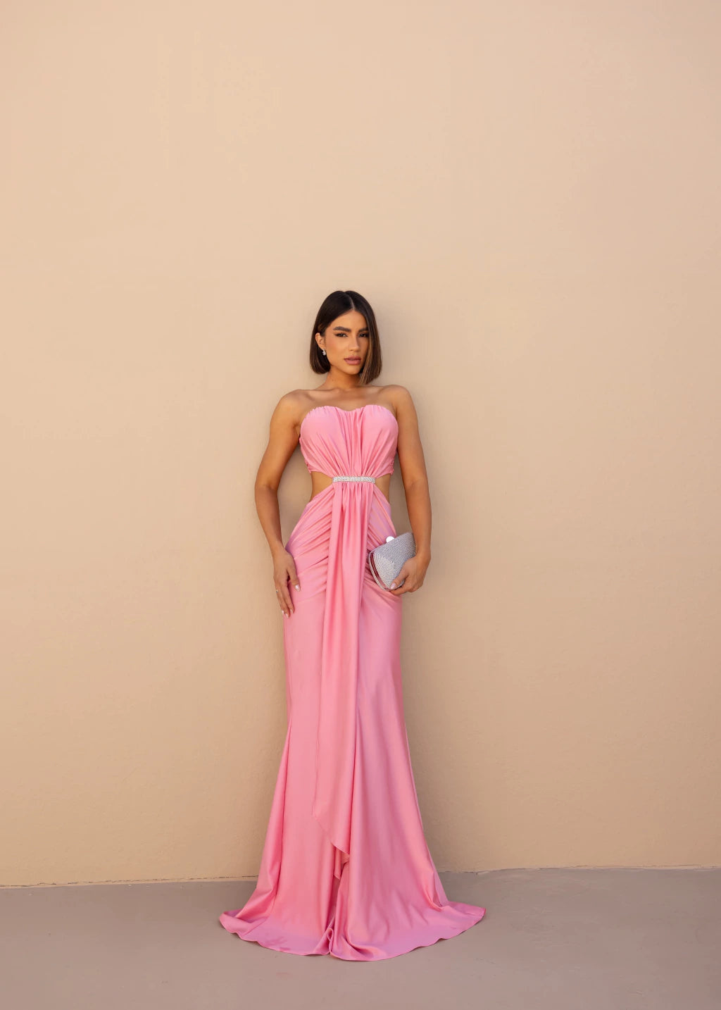 Vestido Longo Valéria com Recortes Laterais, Fenda e Detalhe em Strass – Cravo Rose