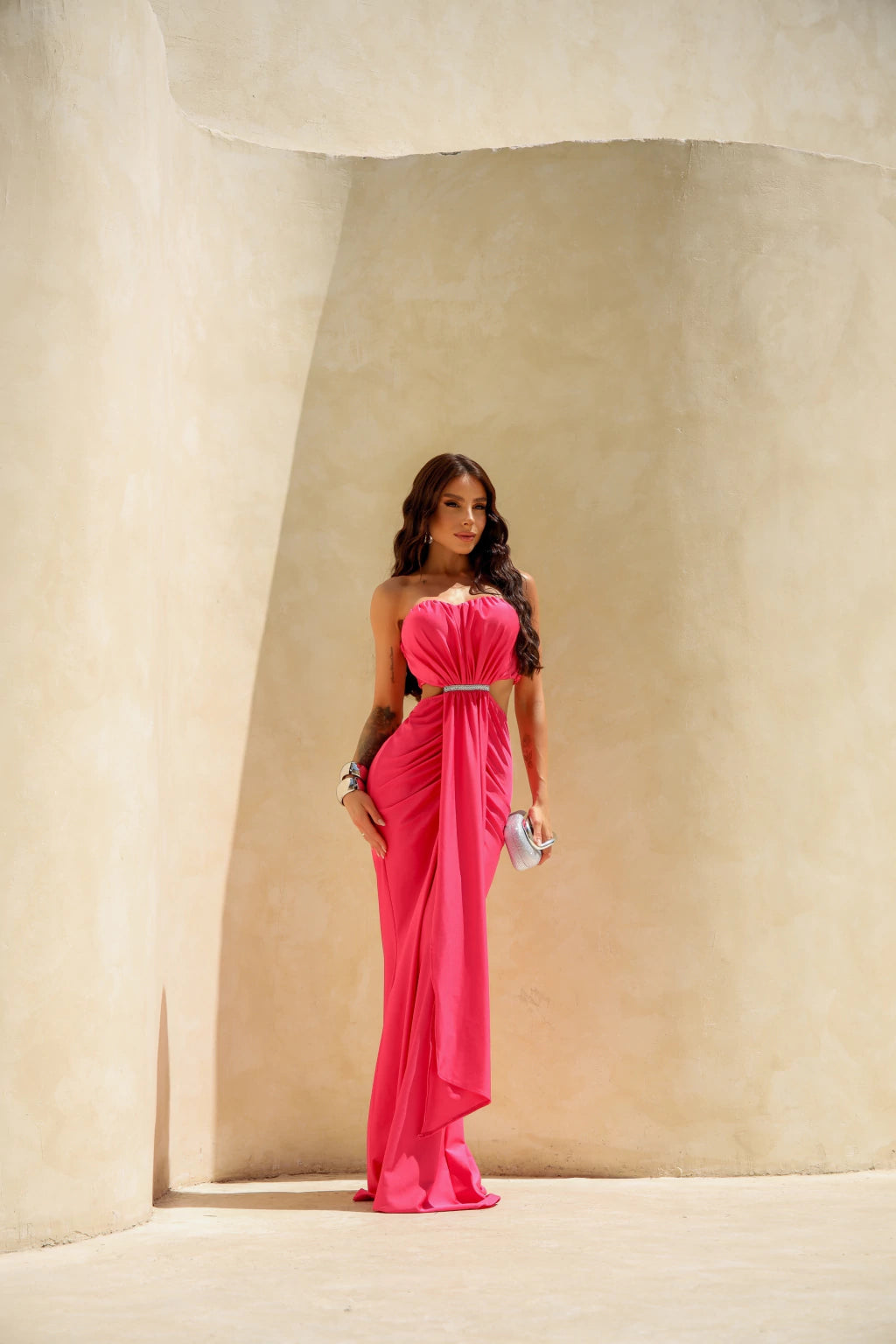 Vestido Longo Valéria com Recortes Laterais, Fenda e Detalhe em Strass – Cravo Rose