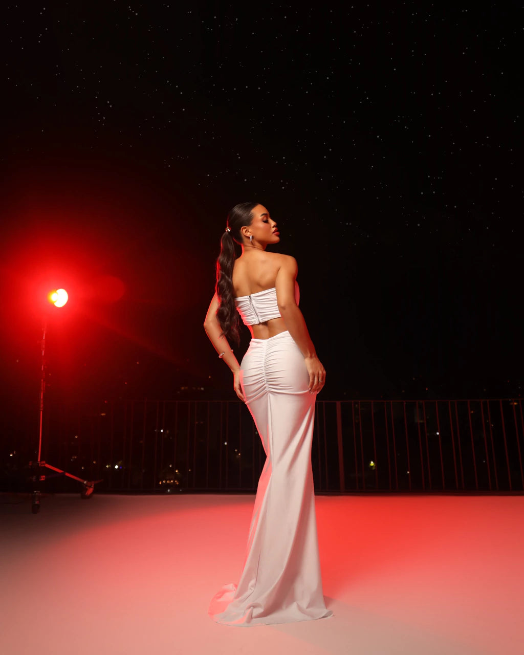 Vestido Longo Valéria com Recortes Laterais, Fenda e Detalhe em Strass – Cravo Rose