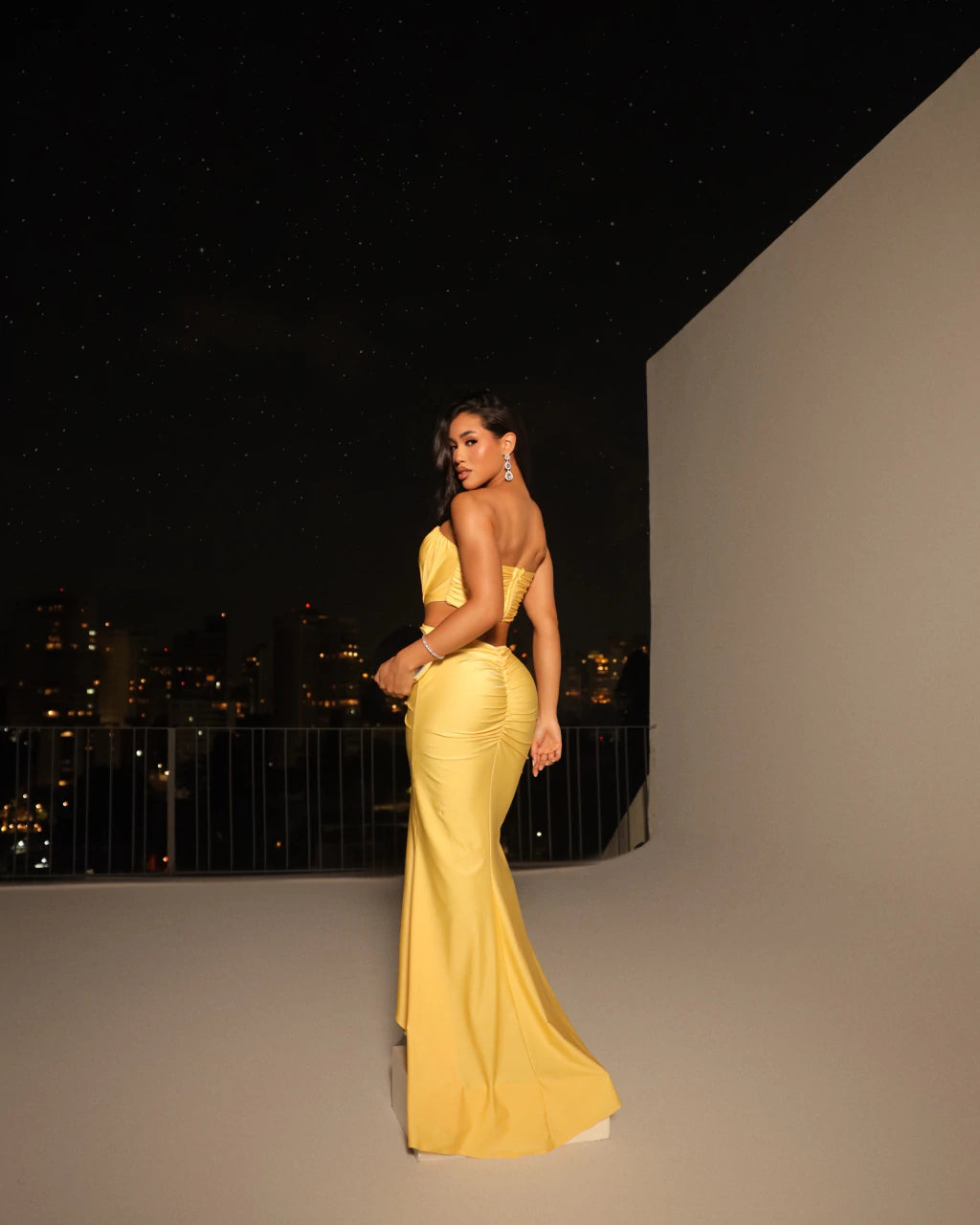 Vestido Longo Valéria com Recortes Laterais, Fenda e Detalhe em Strass – Cravo Rose