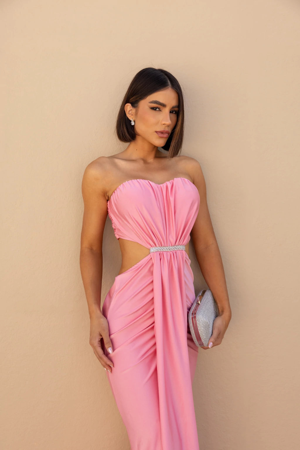 Vestido Longo Valéria com Recortes Laterais, Fenda e Detalhe em Strass – Cravo Rose