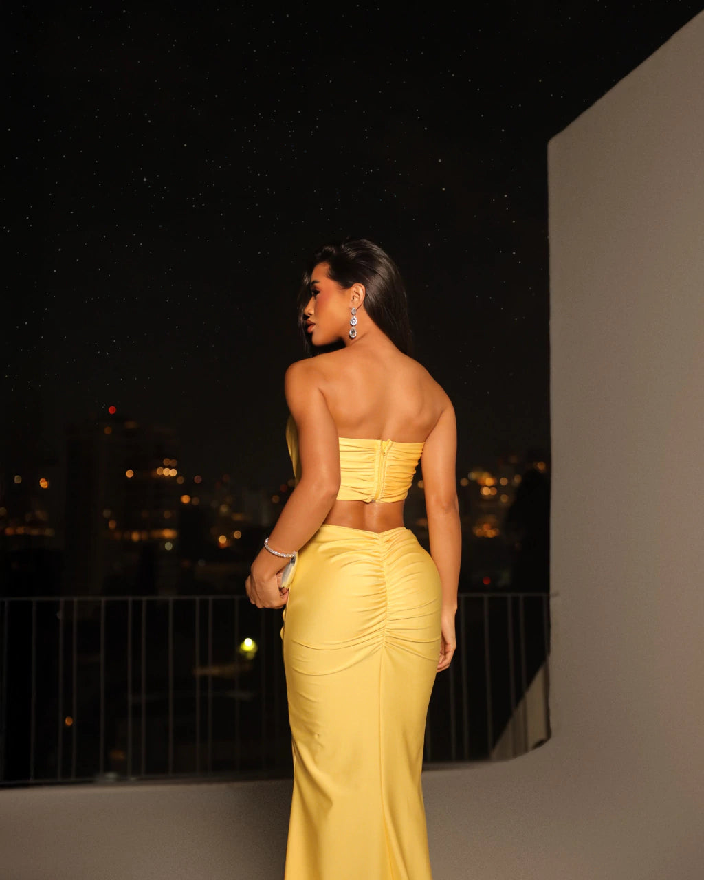 Vestido Longo Valéria com Recortes Laterais, Fenda e Detalhe em Strass – Cravo Rose