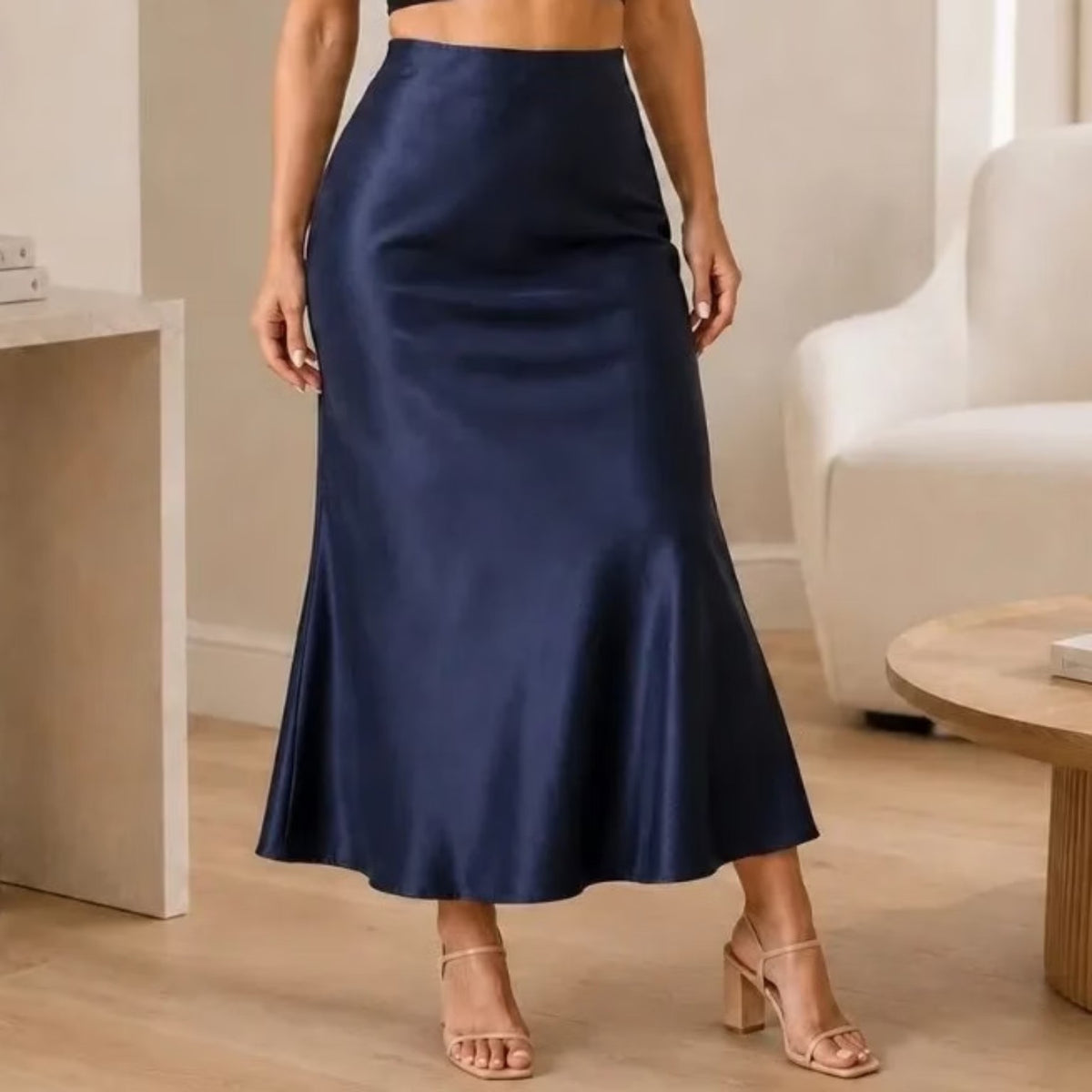 Saia midi acetinada cor azul-marinho