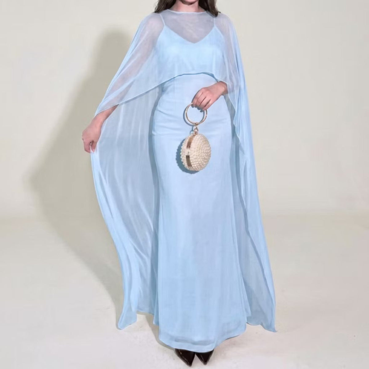 Vestido longo suplex com capa de tule, cor azul-claro