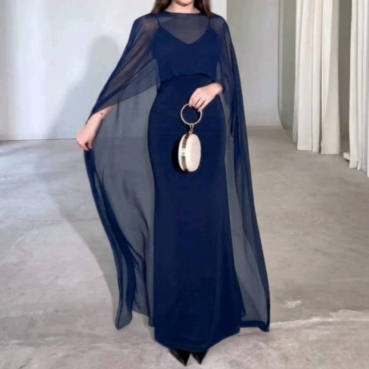 Vestido longo suplex com capa de tule, cor azul-marinho