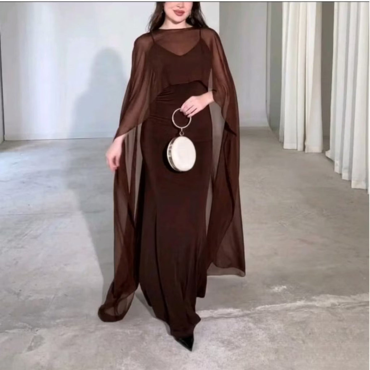 Vestido longo suplex com capa de tule, cor marrom